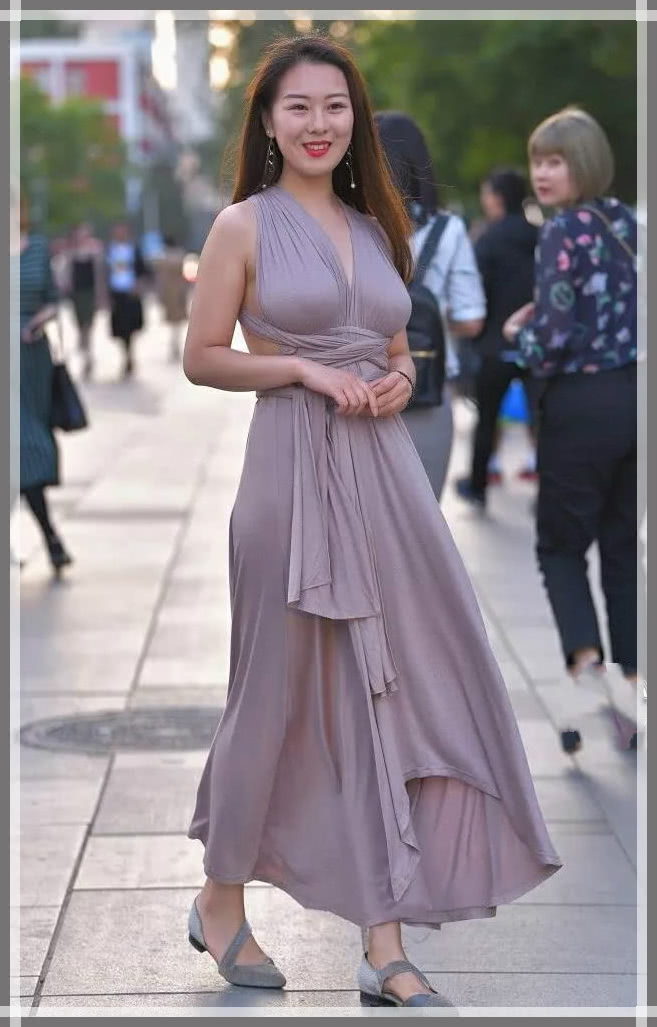 微胖女神穿性感礼服款款而来，气质出众引路人纷纷驻足观看