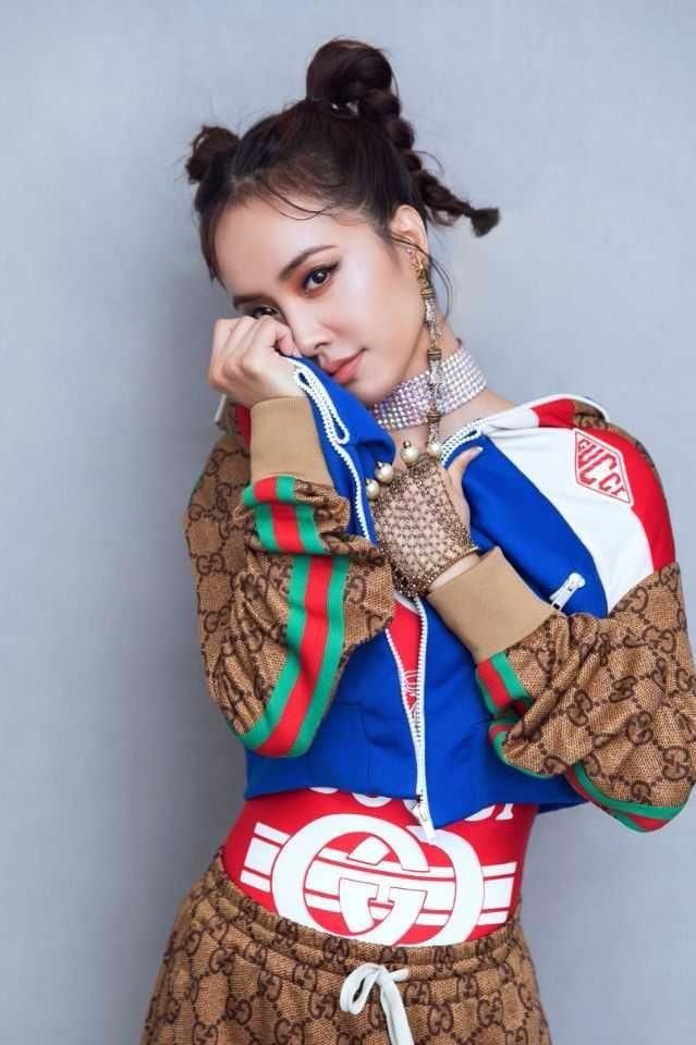 女星同穿运动服，蔡依林性感外露，戚薇长腿撩人，宋茜接地气！