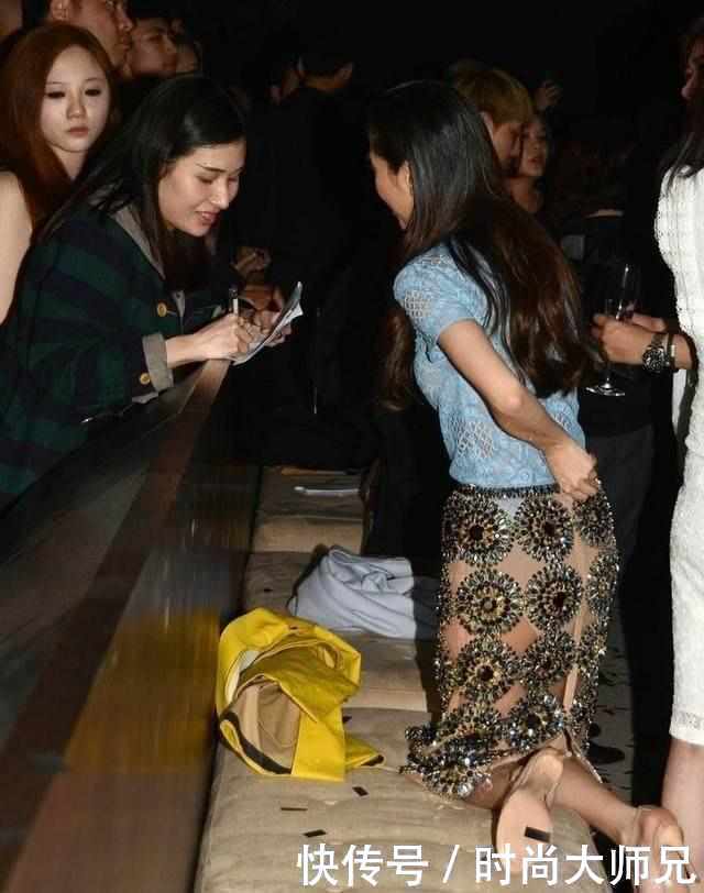 baby出席活动，一直拉扯衣服好尴尬，网友：这样穿好性感