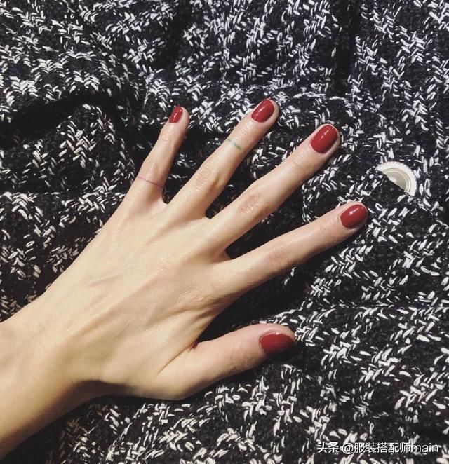  『轻松』不小心又被泫雅风美甲种草了，轻松上手还显白，总有一款你喜欢