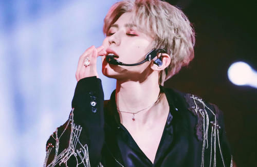 「学员」蔡徐坤指导学员彩排，当效果不理想时，他的态度认真诚恳