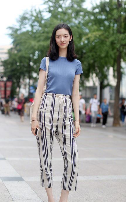 街拍：图六别致抹胸装出行，性感的“美人骨”，真是让人惊艳！