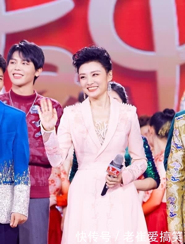 「不失端庄」51岁周涛貌美如初!一袭红色长裙端庄优雅,气质与气场无人企及
