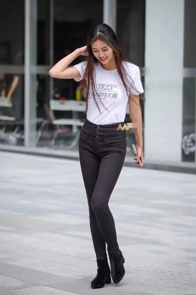 清纯小姐姐身穿白色短袖搭配黑色紧身裤，大秀一双迷人的大长腿