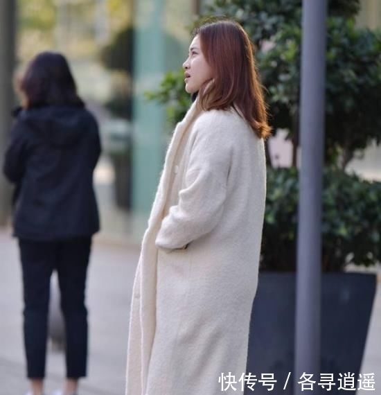 『粉色』街拍：眉清目秀的美女，一件粉色上衣配牛仔裤，青春靓丽气息