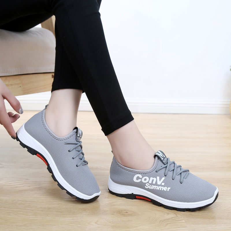 刚知道，这种鞋叫:软秋鞋，久穿不累忒养脚，老妈一下买3双