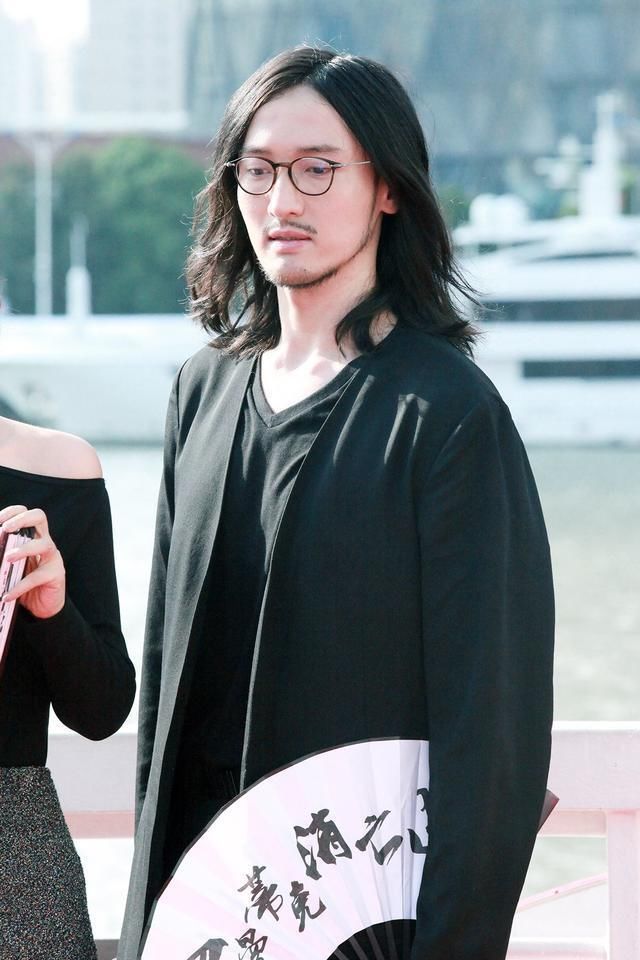 王传君演技火了之后,穿衣风格也火了,男人穿成这样真的很迷人