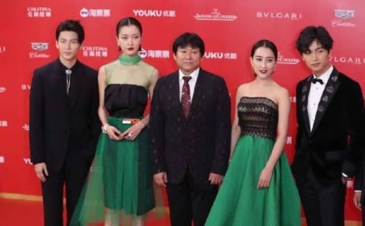 马伊琍胆子真大！穿过季礼服走红毯，竟然比杜鹃陶虹还美！