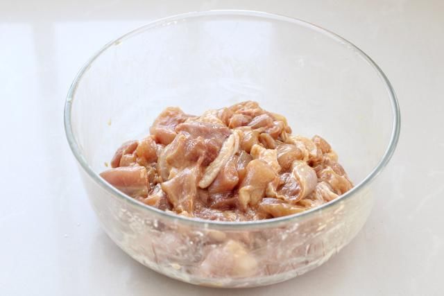  『鸡腿』一个鸡腿、一把香菇做成卤汁，嫩滑鲜美香喷喷，拌面条能吃两大碗