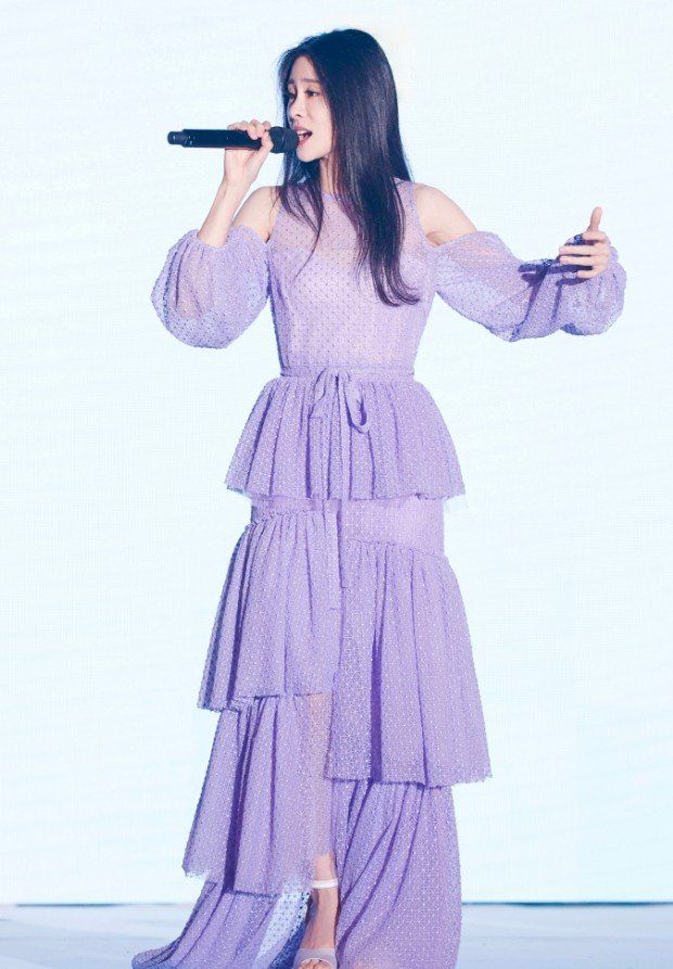 美丽耀眼的张碧晨,穿一身衣裙套装,露出一只手臂看着真是瘦!