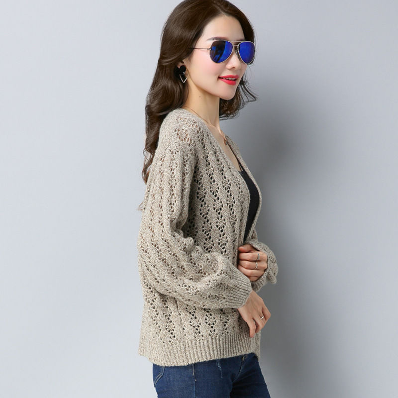 我滴天，53岁姨妈也太时髦了，秋天穿小衫配短裙，美嫩赛90后