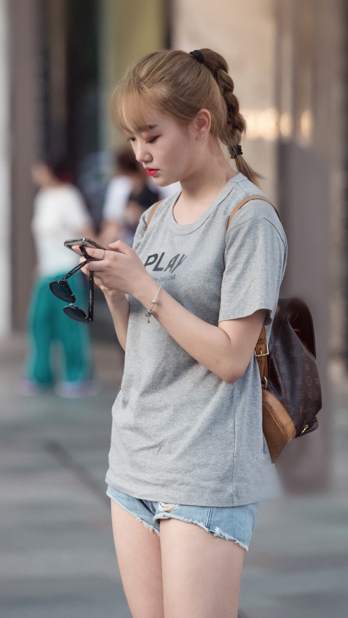 成都街拍，时尚个性的搭配，凸显傲人曲线，女生凹造型修身显瘦