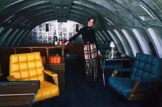 空姐制服的百年演变史，让你明白制服诱惑的真正原因