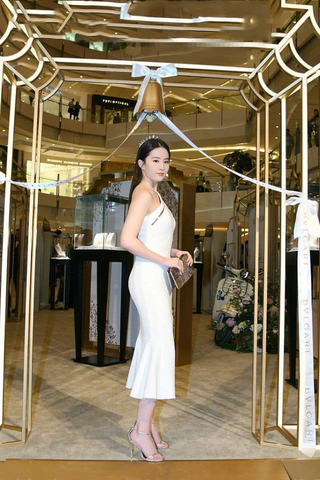 刘亦菲身穿一身白色斜肩裙亮相,几分成熟女性的性感魅力!