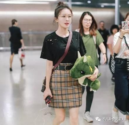 女星早秋机场秀，蒋欣依旧雄壮，张馨予幸福肥，吴昕身材比例太虐