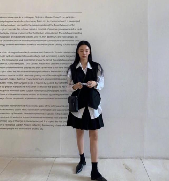  博主：这位韩国时尚博主路子真野！将职场装穿成男友风格，新潮又有派头