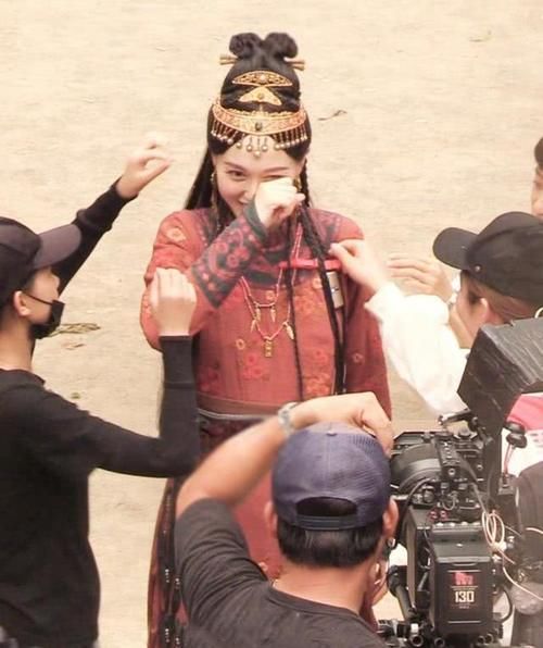 『大片』唐嫣新戏曝新照！孕妇骑马英姿超级飒，比杨幂刘诗诗时尚大片都美