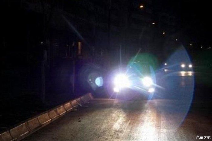 高速：高速上一直开着远光灯？交警：最好别再开车，害人害己！