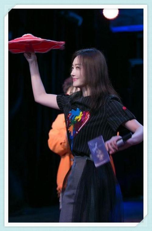 秦岚也会衣品成谜？西装裤上挂薄纱，网友：放个屁不就吹起来了？