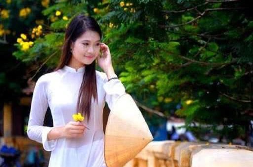 越南街头为何那么多美女站着？导游：这是一种职业！