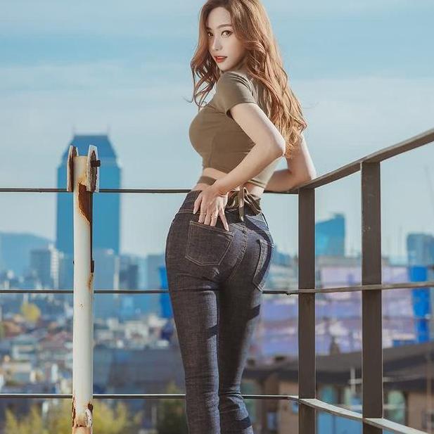 当健身美女走出健身房后，凹凸惹火的身材，仿佛这世界只有她