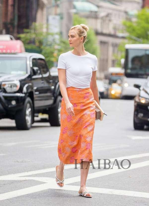 Tee+过膝裙Hold住各种场合 包你时髦一整夏！