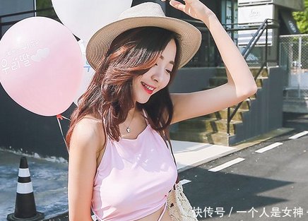 街拍：动若脱兔大方的小姐姐，身姿凹凸看起来青春个性！