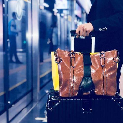 去了香港才发现，拉杆箱不兴了！满大街都这样带，出行太方便