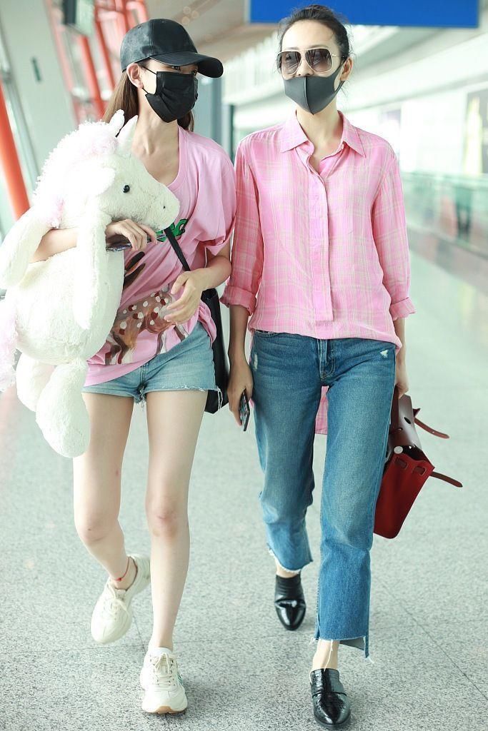 王鸥宋祖儿现身机场，都穿粉色上衣，网友:现实版的装嫩与真嫩!