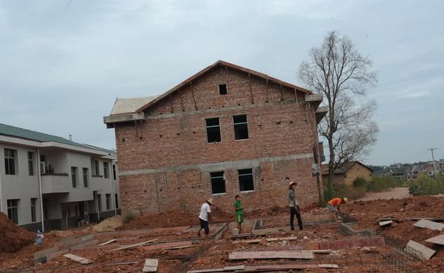 农村人到县城买房好，还是在老家盖楼好？网友的回答很实在！