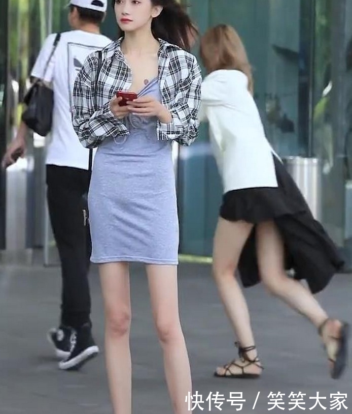 「穿搭」街拍:旁边的小哥哥别看了,在看女友都要生气了!