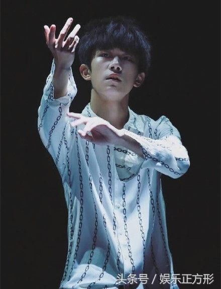 易烊千玺的美腿,连长腿控们估计都hold不住了吧