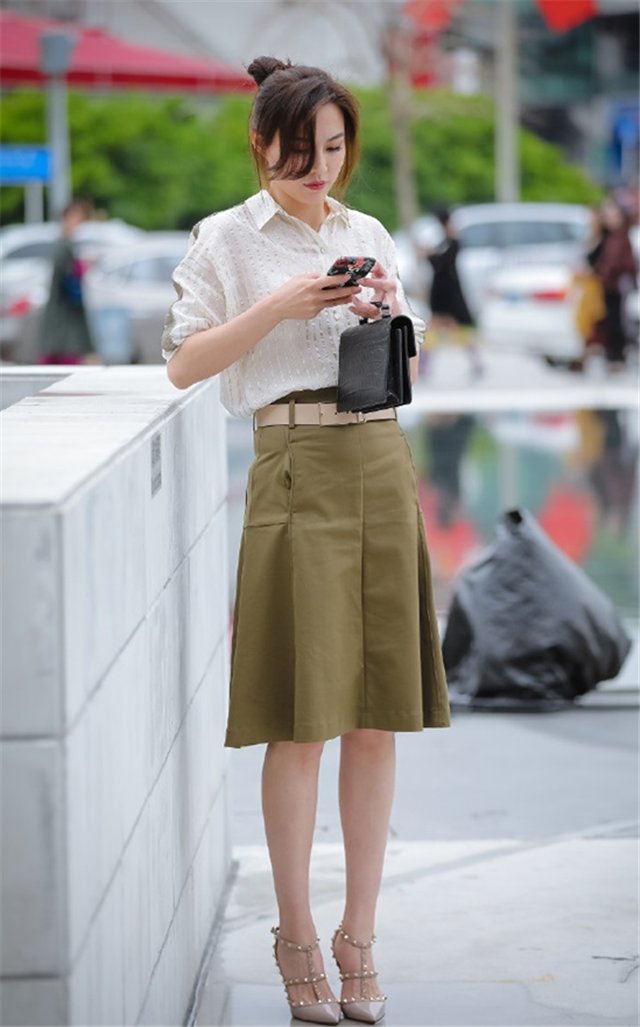 街拍美女:时尚短裙配品牌包包 彰显高贵 三个美女着了同款高跟鞋