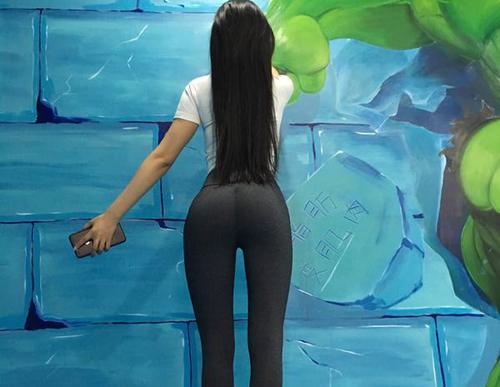 黑色打底裤套装小姐姐，凹凸有致身材，一字肩的装扮，十分吸睛！