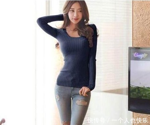 街拍美丽婀娜的牛仔裤小姐姐，展现出的曲线十分的完美迷人！