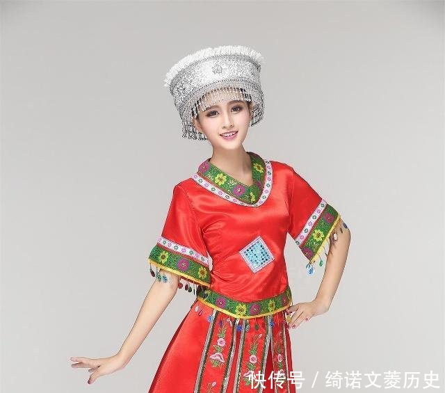 去湘西旅游，如果有苗族美女给你递苗绣，接还是不接