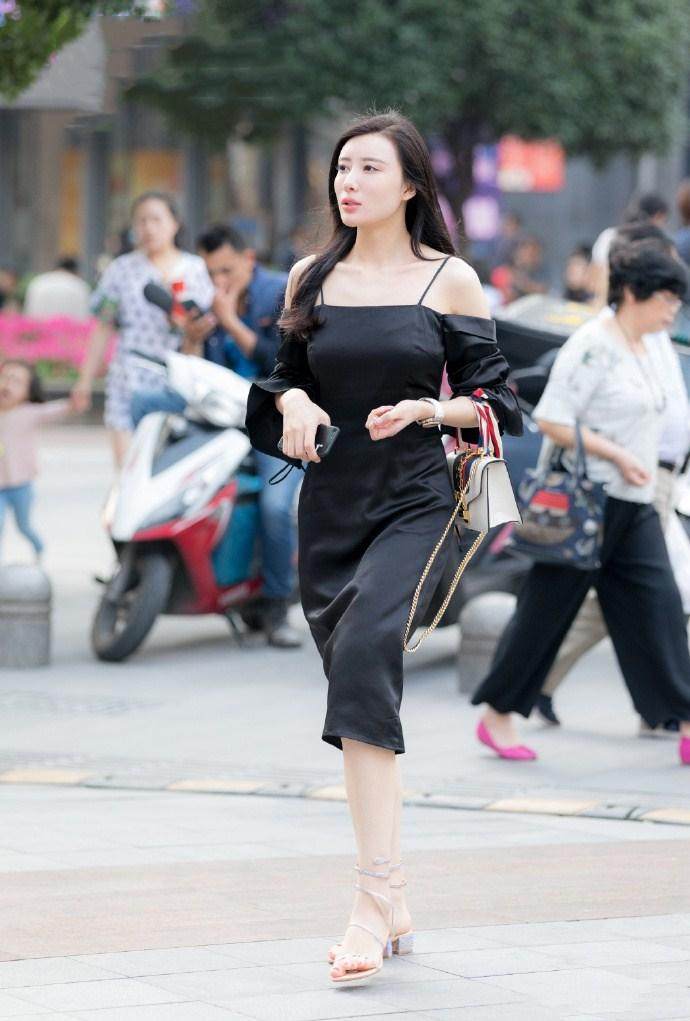 广东街拍: 身材火爆夺人眼球, 成熟知性让人想搂在怀里