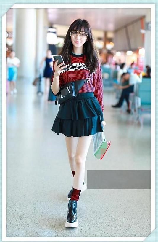 原以为张天爱的短裙够幼稚了，可看到张静初，我才知道啥叫装嫩！