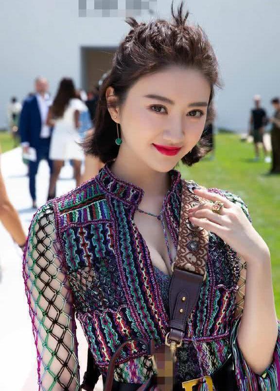 景甜现身被拍无修图，红唇瓷肌秀长腿