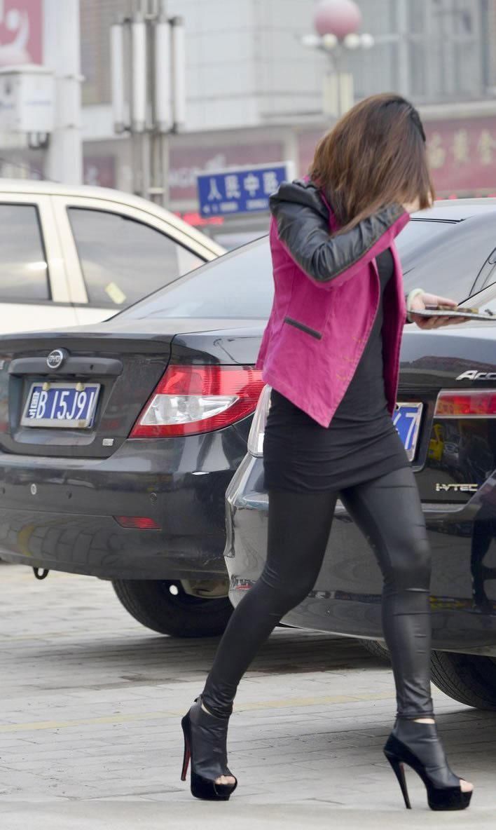 街拍:皮裤美女尽显婀娜的身材，美腿真细长，美出新高度
