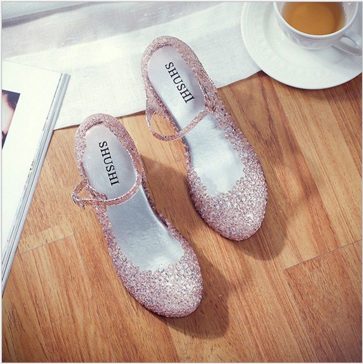 等我穿上裙子，就要买一双这样“水钻凉鞋”，让脚丫美得让人嫉妒