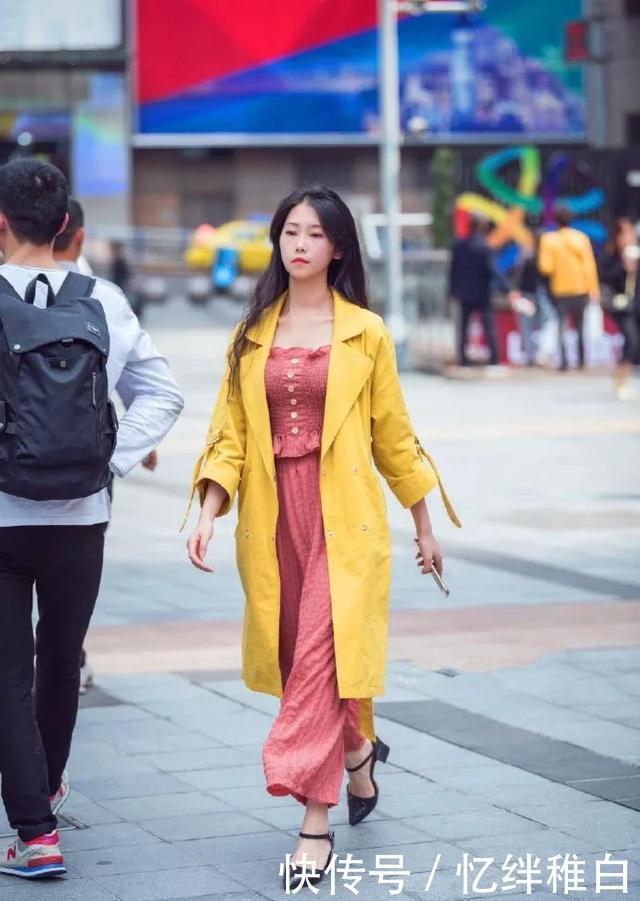 『气质』美女一双尖头高跟鞋更显示出她的气质与魅力,带着一种浪漫的飘逸