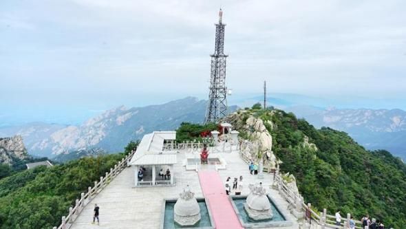 被黄山的人海挤怕了？山东这个景区不输黄山，还有世界最大石雕！