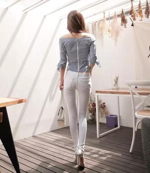 身材好的小姐姐穿什么都好看，紧身牛仔裤秀出女人独特韵味！