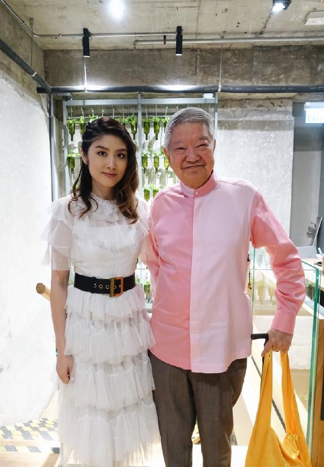 45岁陈慧琳亮相活动，身穿白色蛋糕裙来显嫩，却被鞋子毁了造型