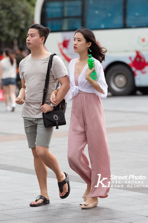 路人街拍：两位小姐姐是学生妹吧，清新稚嫩的性感穿搭也很美丽