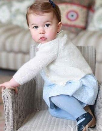 带货女王夏洛特穿的这些小花裙,简洁又时尚,凯特王妃选择它是有