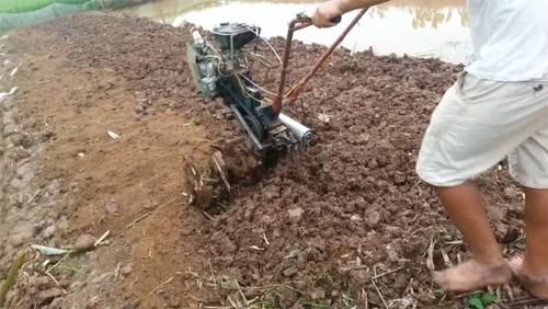 农村小哥自制“摩托车”松土机，300元造一台，一天松土6亩地
