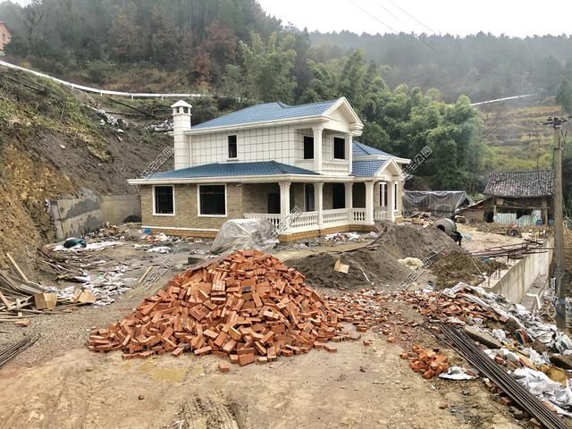  房盖■重庆刘先生回乡建洋楼，光挖机费就花了2万多，这房盖的有