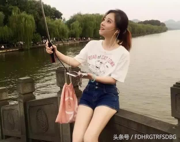 冯提莫各种超短裤大秀美腿，紧身裤勒出“性感形状”！果断存图！